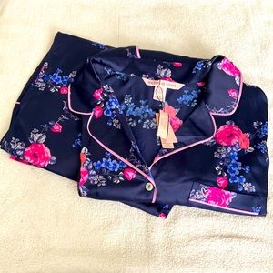 Victoria’s Secret 2 Piece Long Sleeve Pajama Set